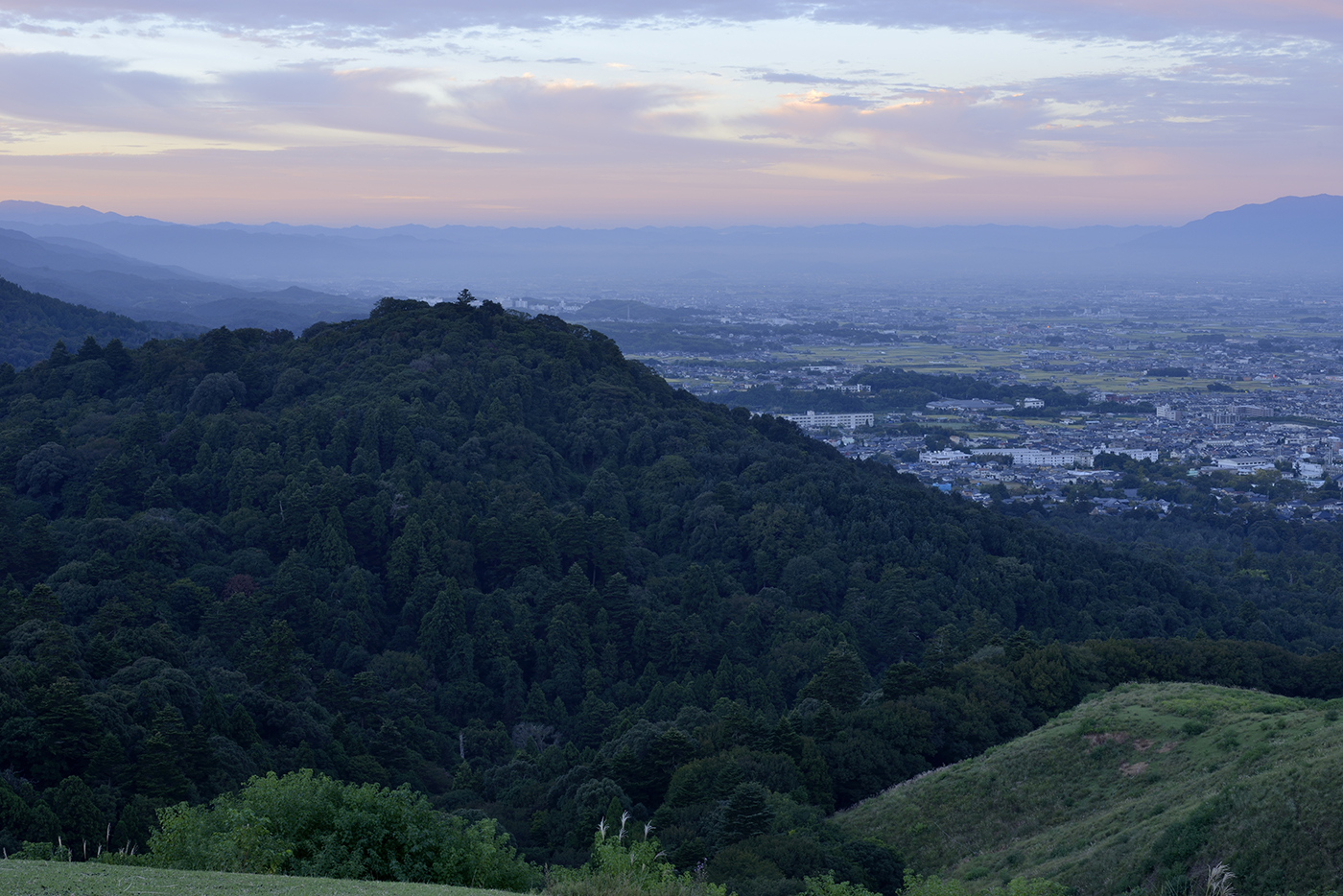 夜明けの御蓋山 奈良盆地（撮影：桑原英文）